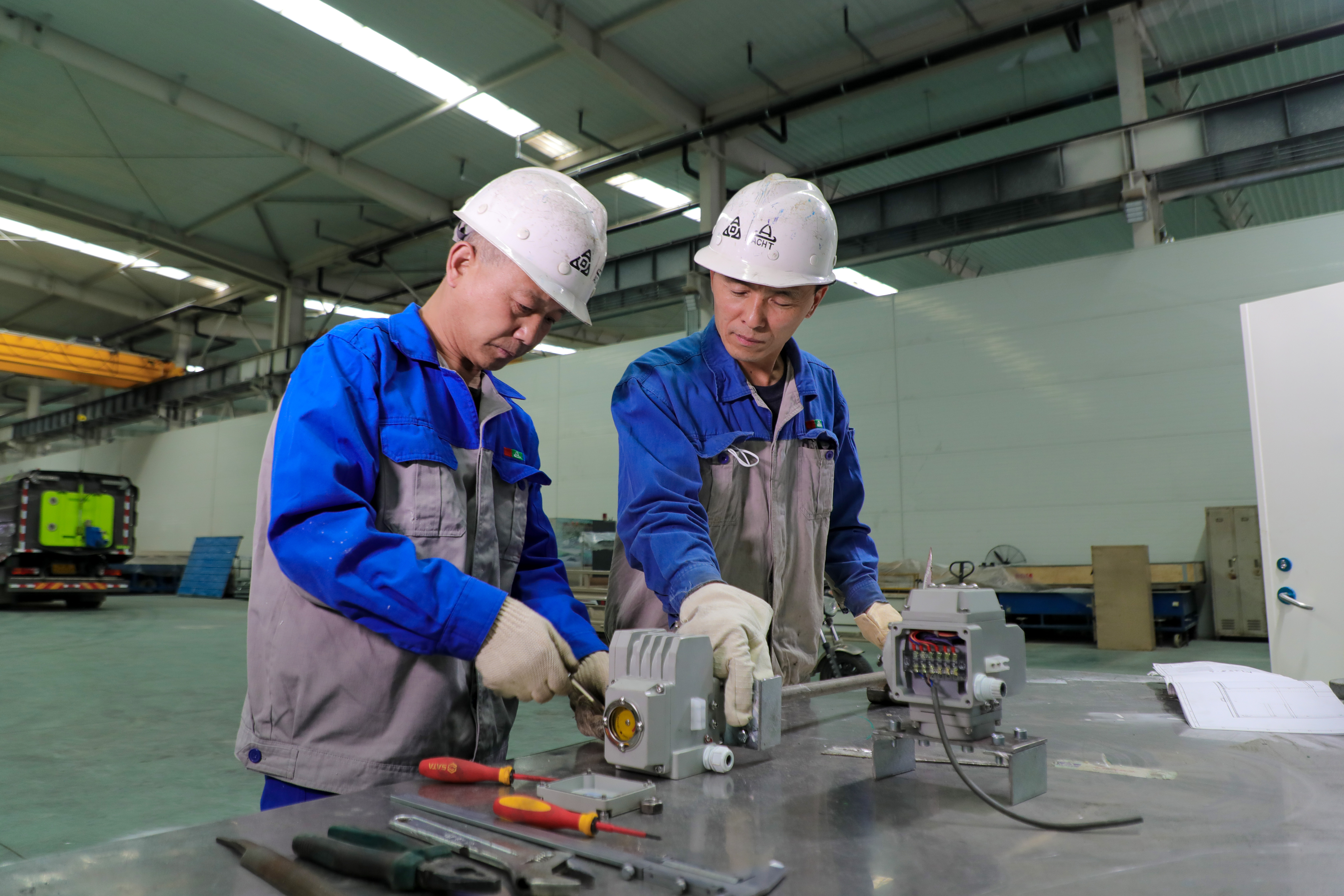 安陽市工人先鋒號(hào)：光熱科技設(shè)備維修車間整備系