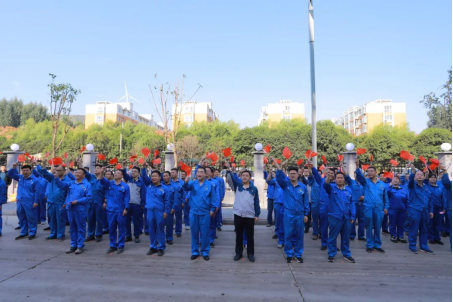 凝心聚力謀發(fā)展，砥礪奮進向未來——許昌安彩舉行國慶升國旗儀式